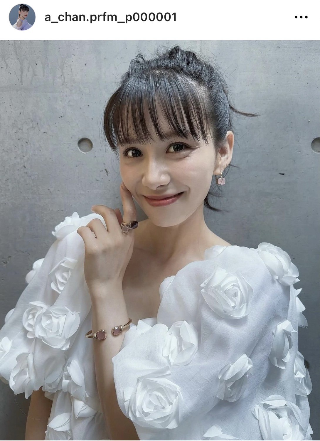 あ～ちゃん、ナマ脚あらわな“超ミニ丈”ドレスで美スタイル「お背中