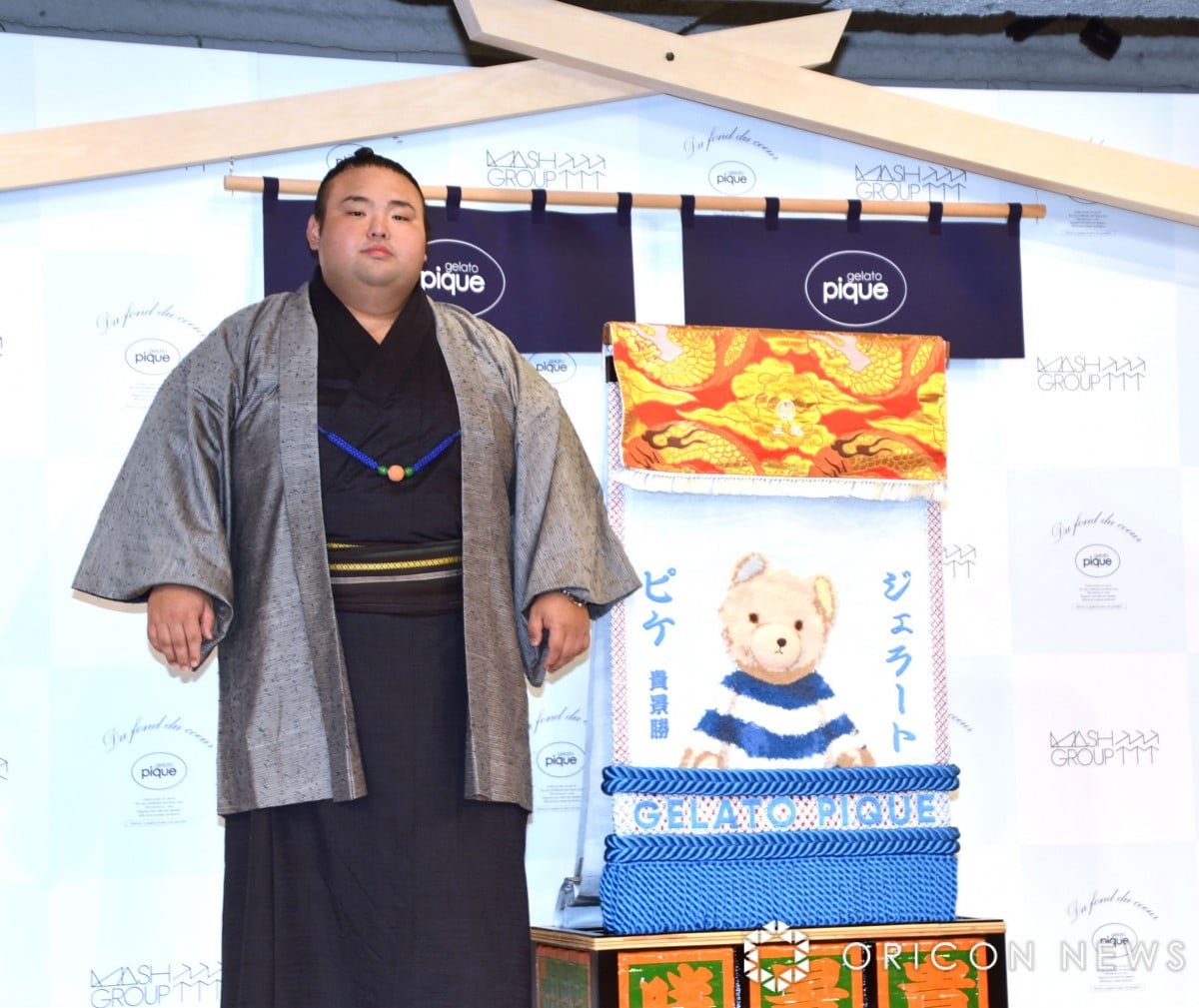 貴景勝、ジェラート ピケのふわもこ化粧まわしを贈呈される もこもこ