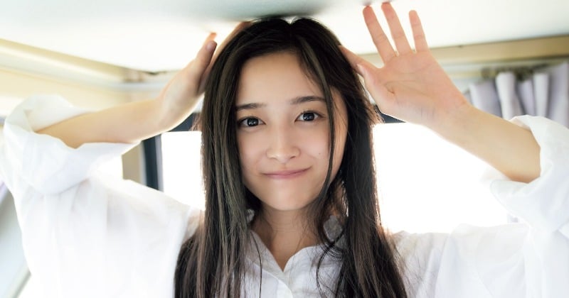 乃木坂46の新ミューズ”井上和、白シャツまといキュートな笑顔