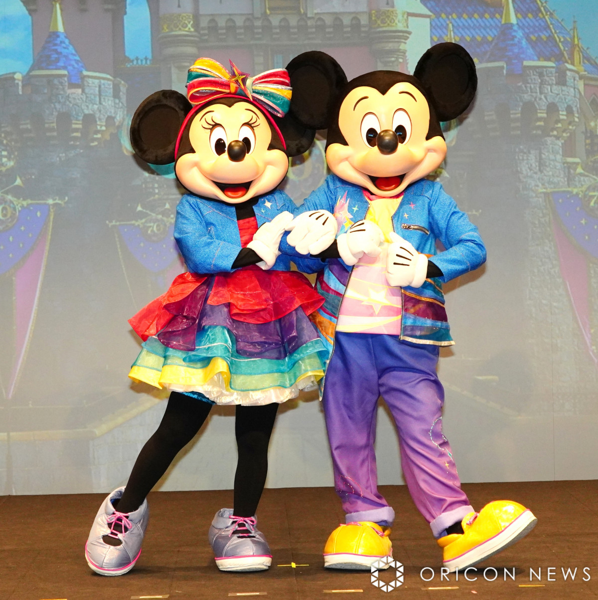 ミッキー＆ミニー、スペシャルな新衣装で登場 カリフォルニア
