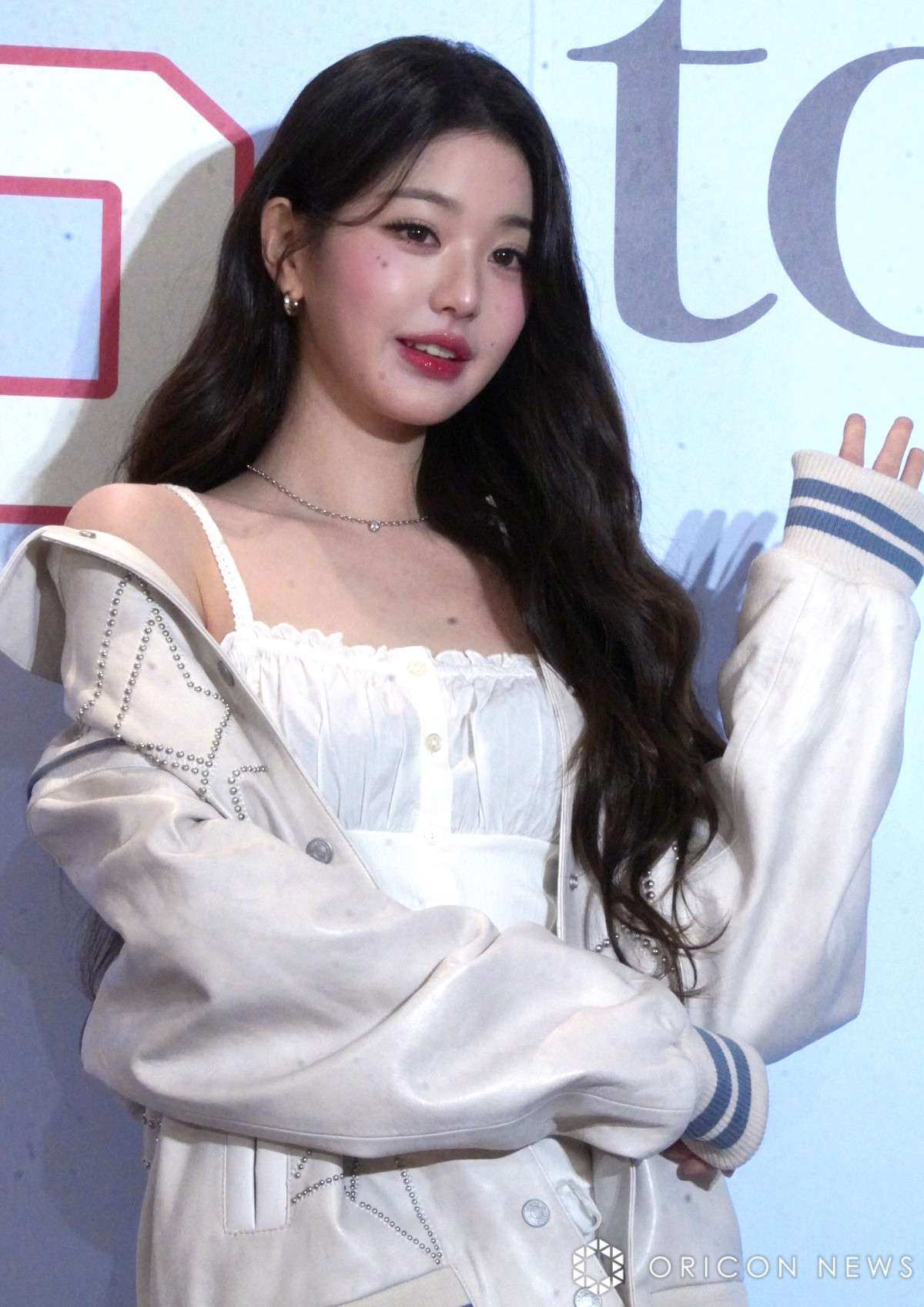 IVE・ウォニョン、表参道降臨で店前騒然 ラブリーな白ワンピースで