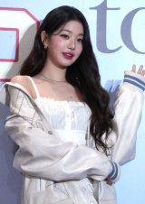 IVE・ウォニョン、表参道降臨で店前騒然 ラブリーな白ワンピースで