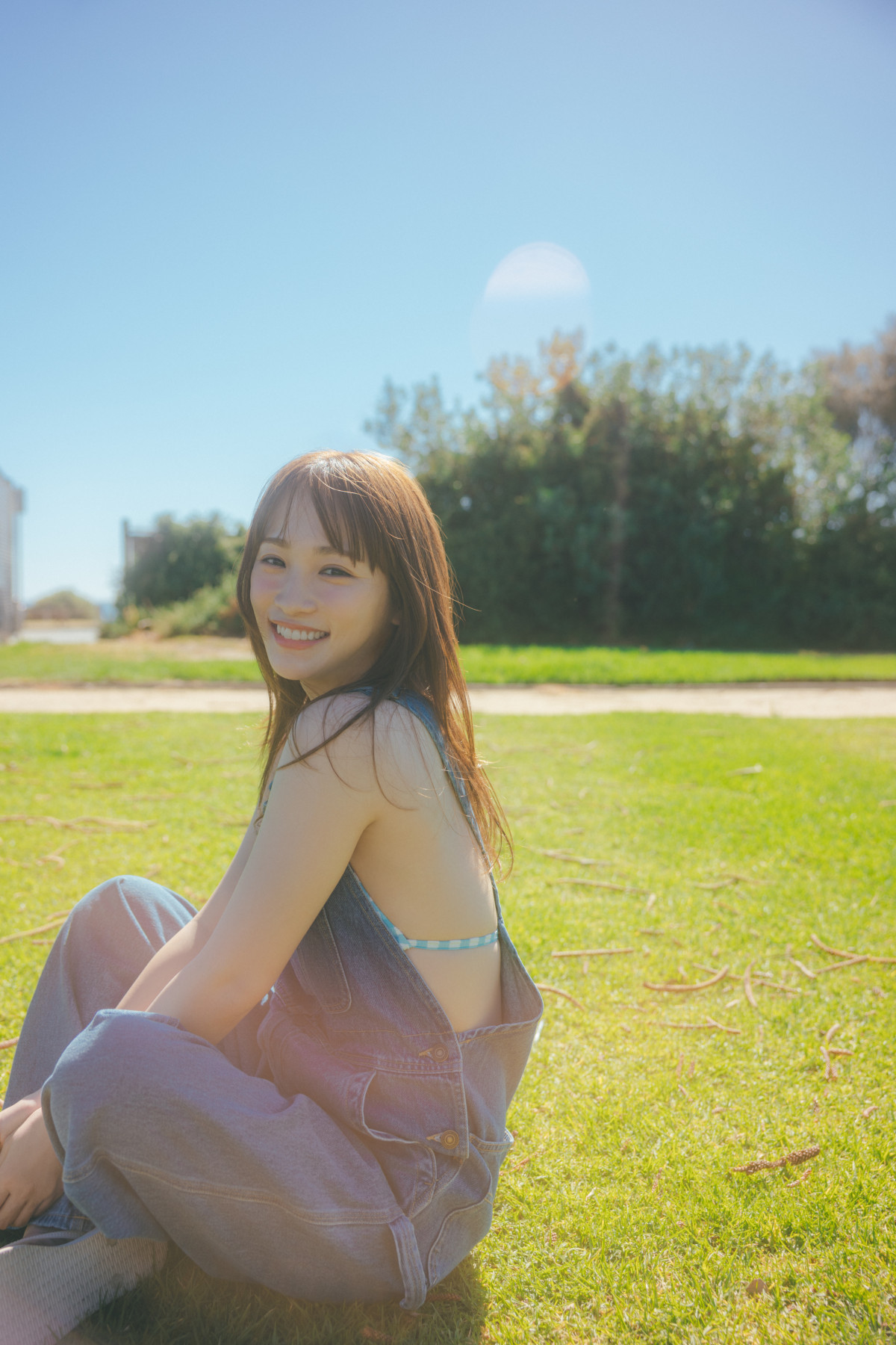 30歳・川栄李奈、水着でリラックスの新カット公開 8・22写真集