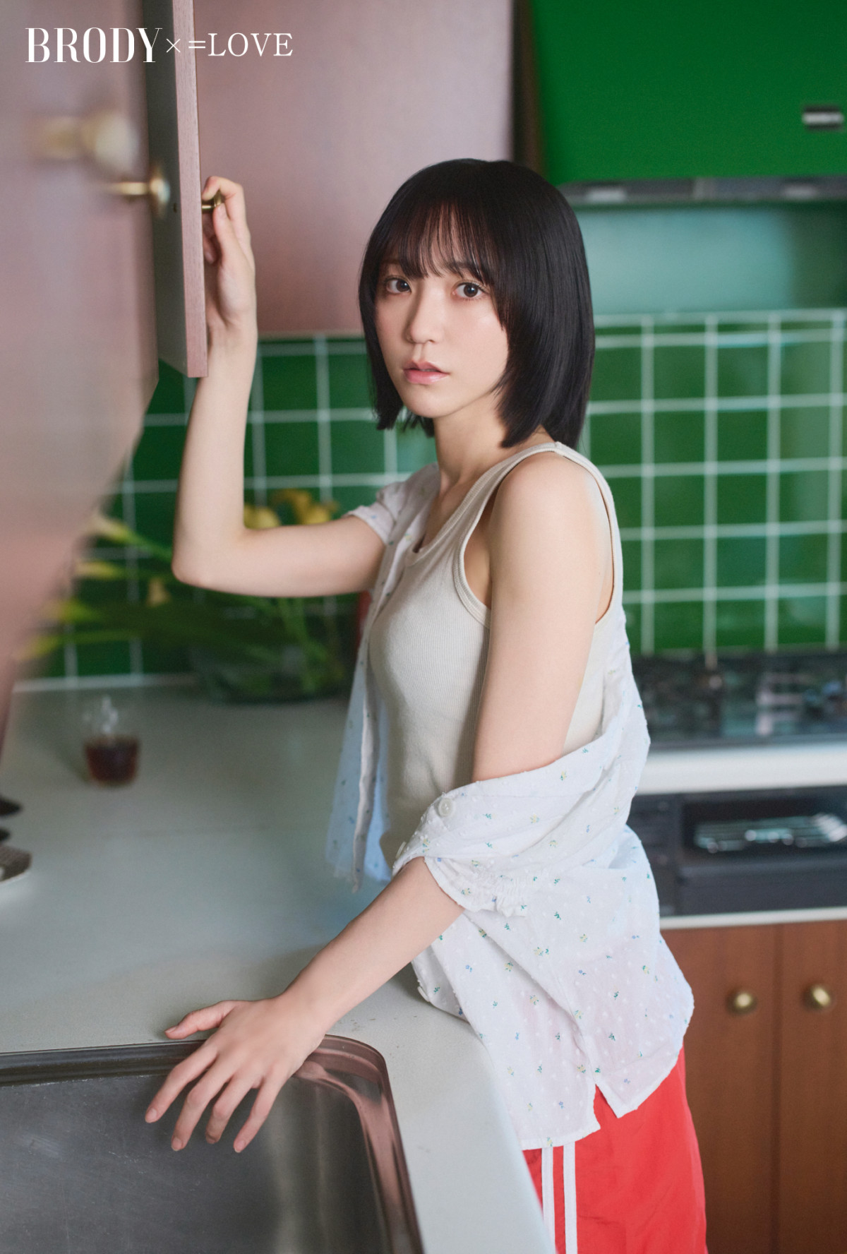 LOVE野口衣織、洗練されたビジュアル披露 部屋着姿＆夏らしい