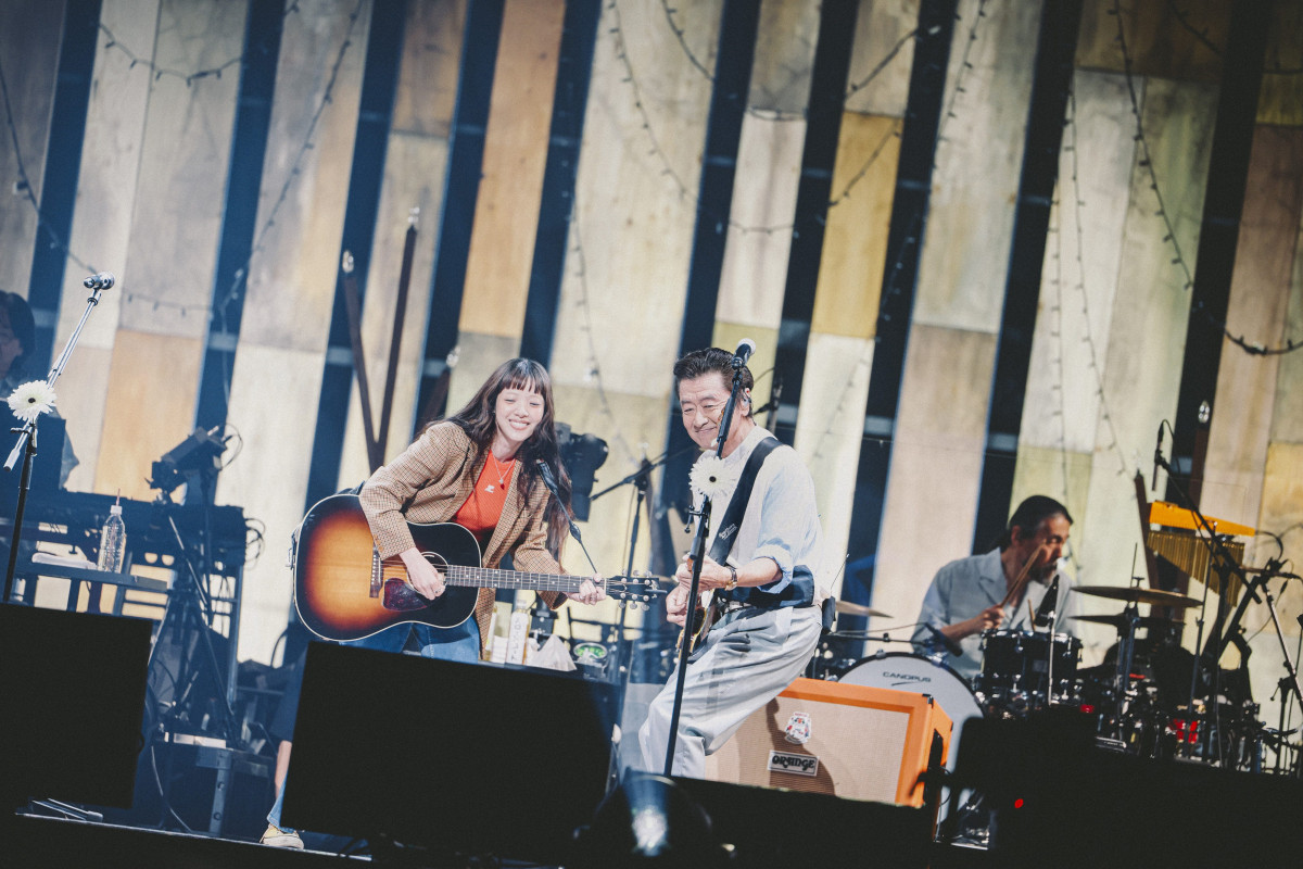 最後は竹内まりやも登場 武道館に豪華アーティストが続々、桑田佳祐が