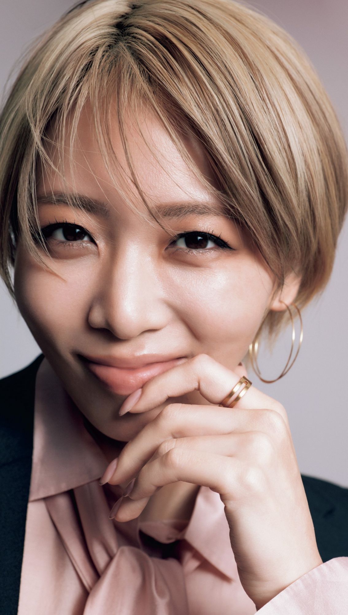 元宝塚トップスター・礼真琴、ファッション誌ならではのスタイル披露