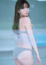 37歳・小嶋陽菜、衝撃の“ふんわり美谷間” 女性も憧れる美ボディ披露