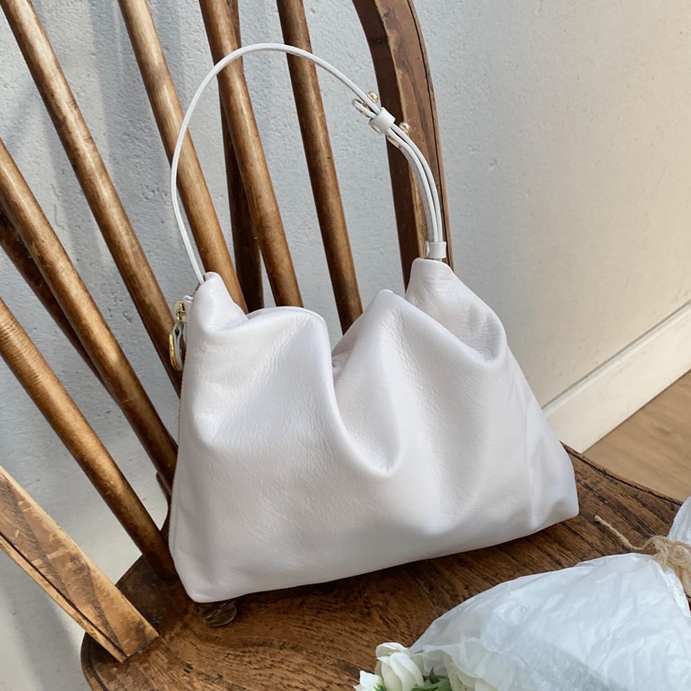 人気No.1アイテム】レザーワンハンドルバッグの人気のポイントを徹底