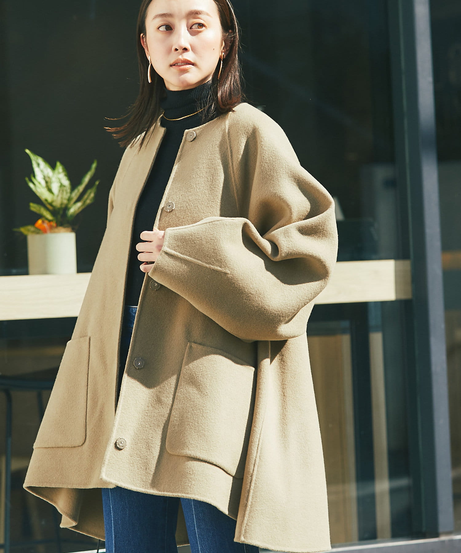 フレアシルエットとぽわんと袖が魅力的な】ライトラグランフレアコート