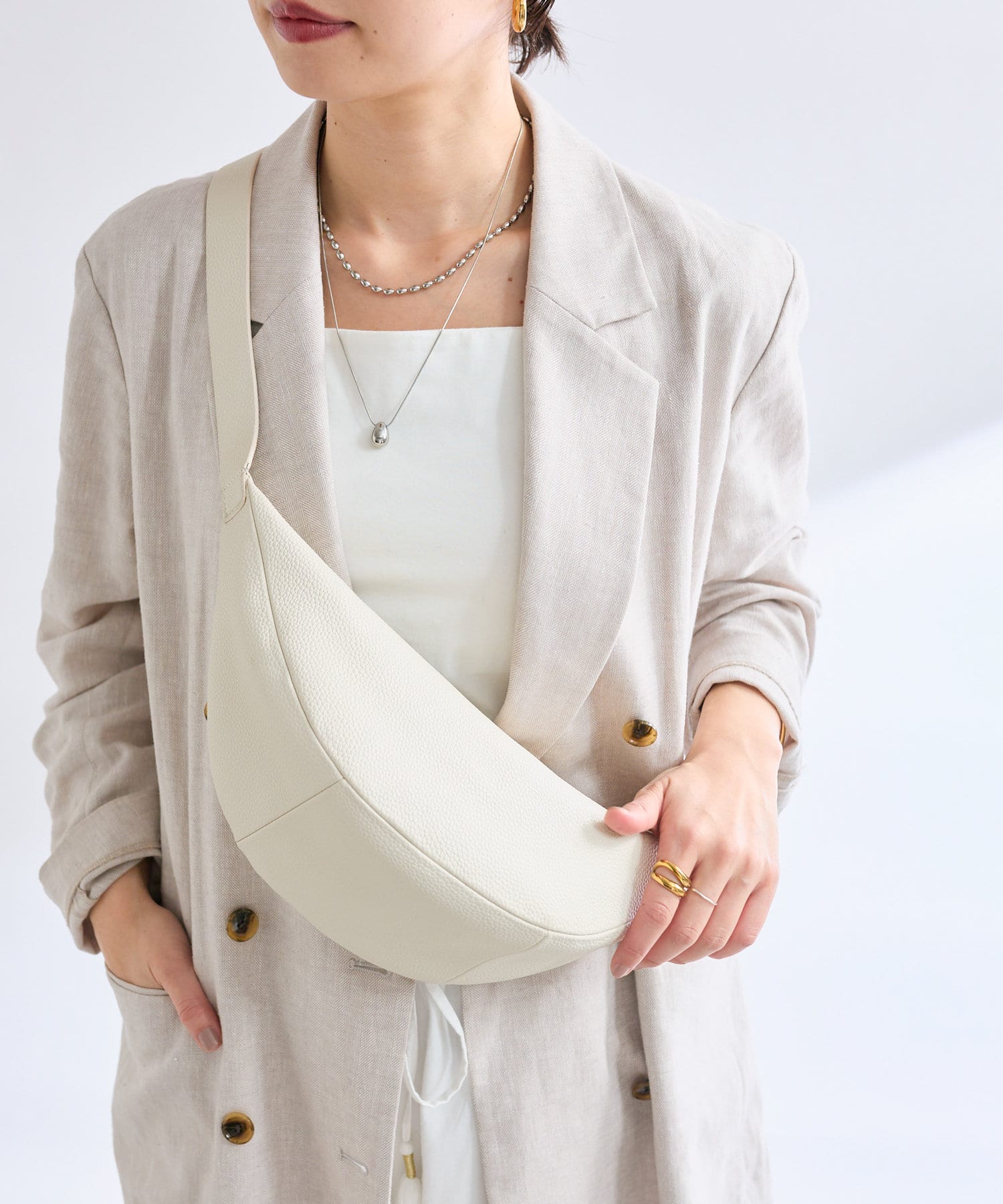 上品デザイン】カーブボディバッグ | RIVE DROITE(リヴドロワ