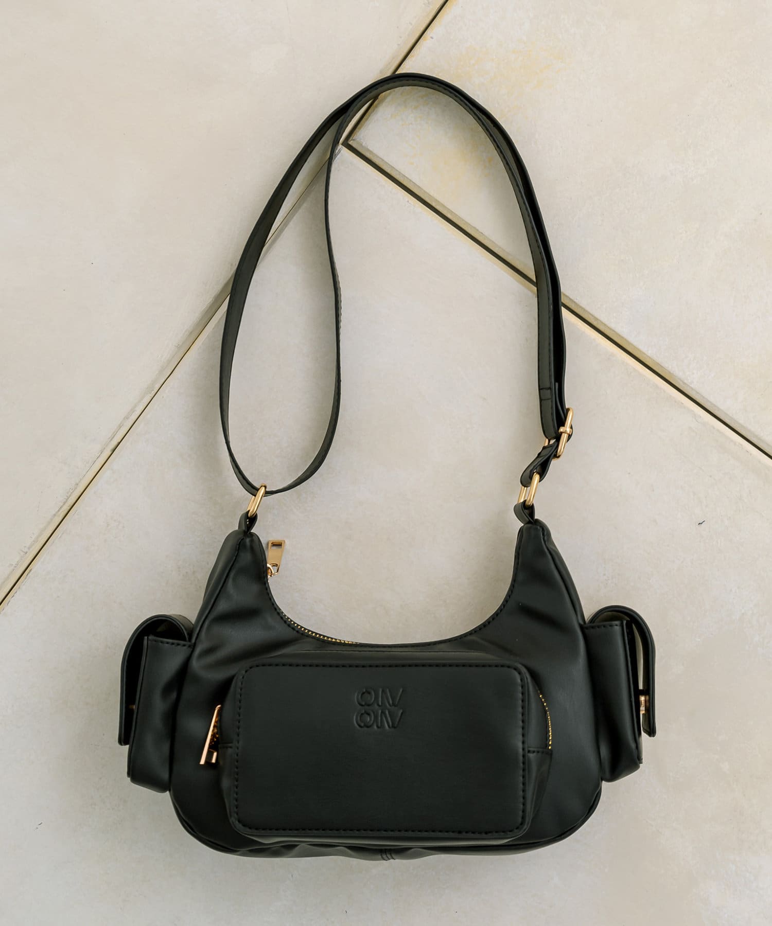 WEB限定カラー有/新色追加】エンボスロゴ入りショルダーバッグ | OLIVE