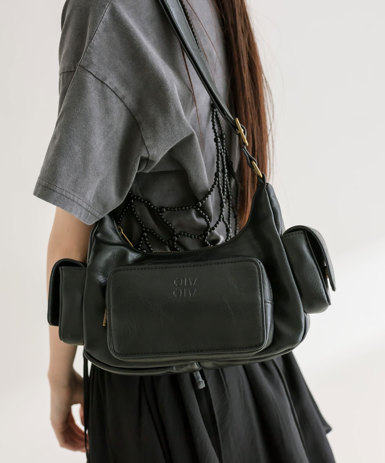 WEB限定カラー有/新色追加】エンボスロゴ入りショルダーバッグ | OLIVE