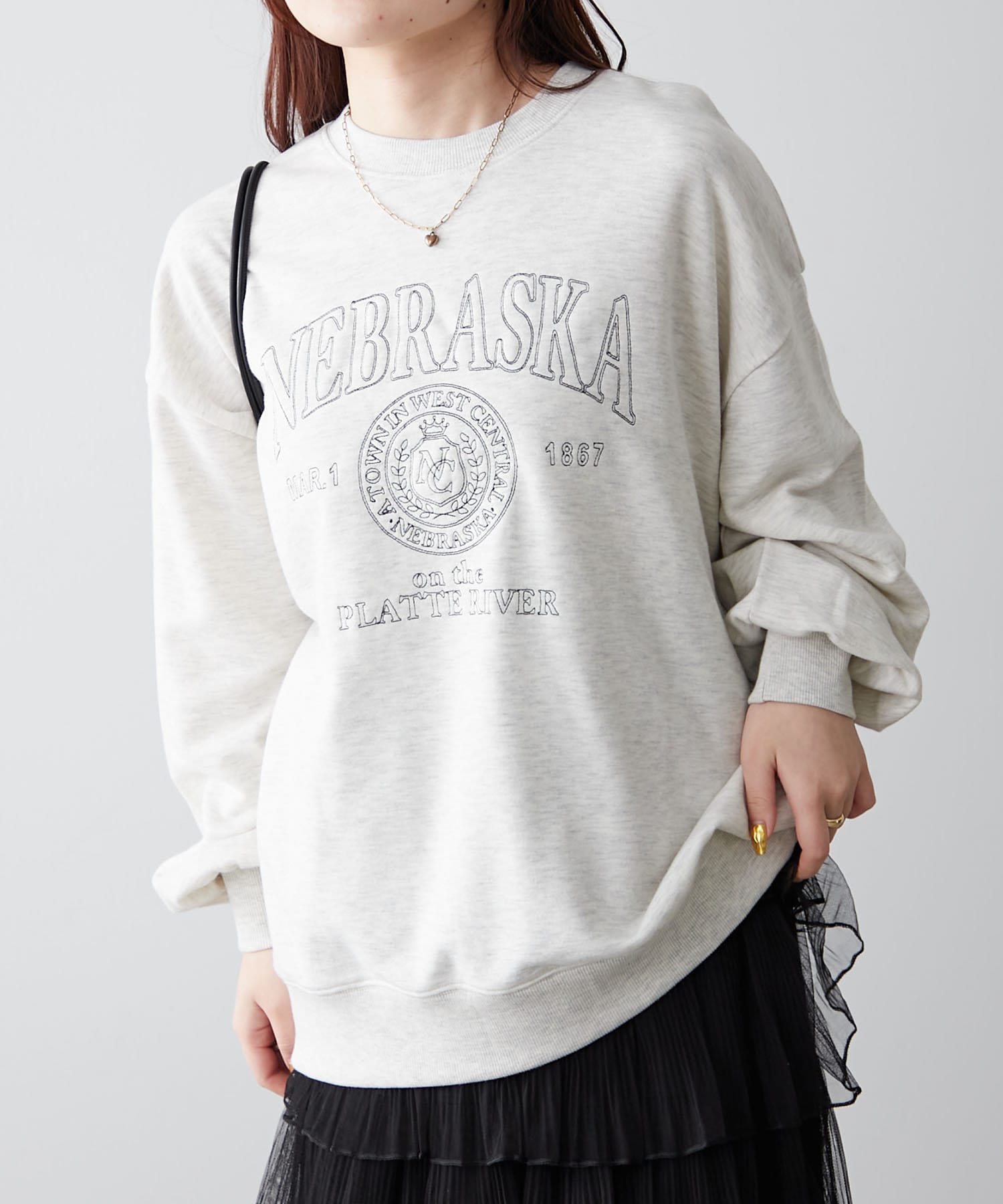 白抜き刺繍ロゴスウェット | Remind me and forever(リマインドミー