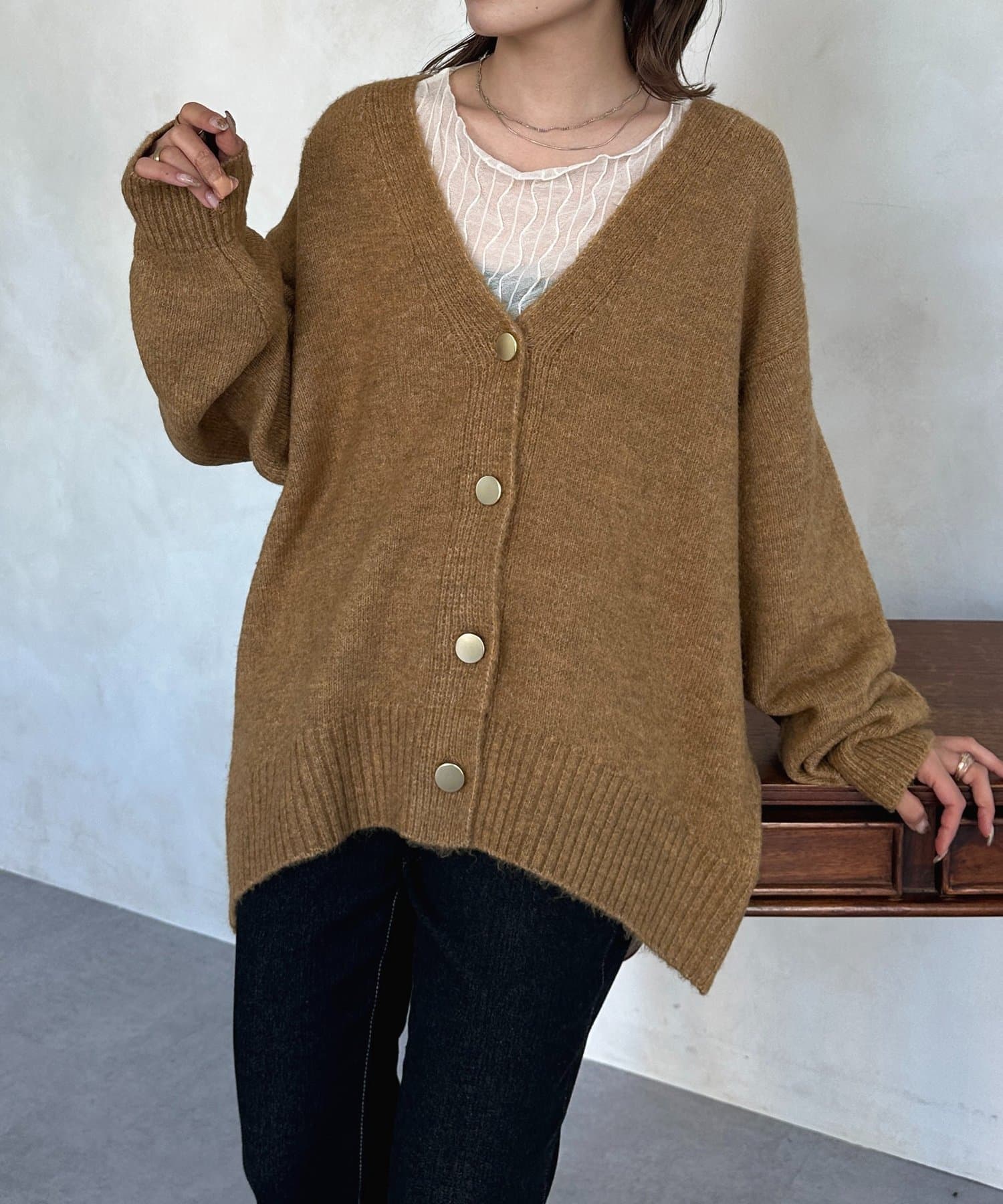 ヤクライクGOLDボタンVネックカーディガン | Thevon.(ゼヴォン