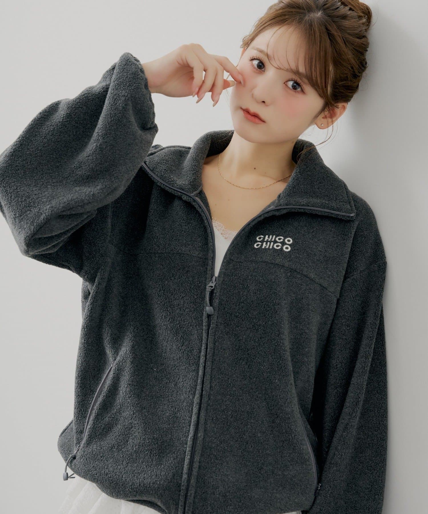 セットアップ対応】胸ロゴフリーストップス | Chico(チコ)レディース