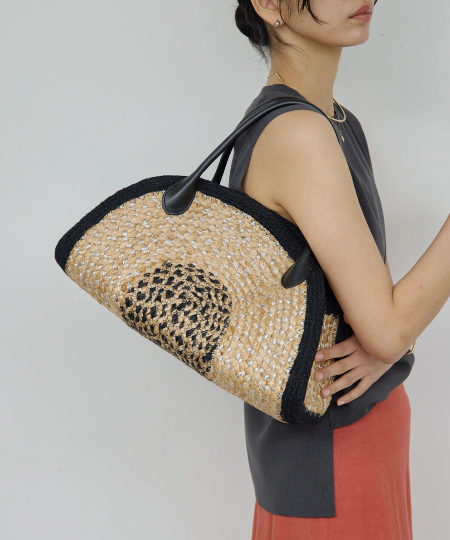 近日予約開始】【Jhuri Shate】ハーフサークルバッグ／L