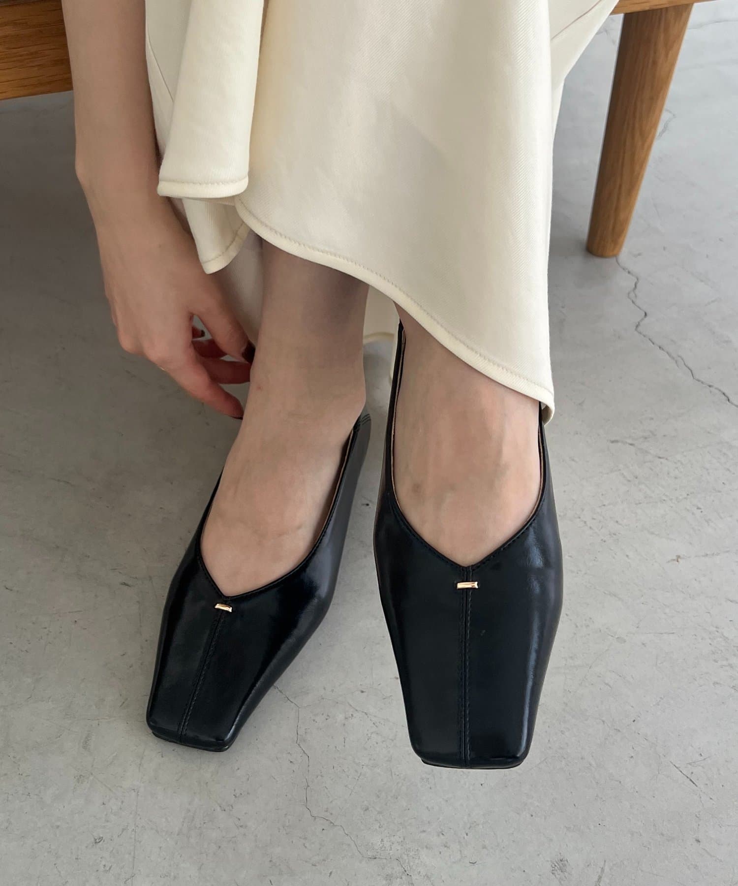 大人の定番パンプス】スクエアステッチフラットシューズ | CAPRICIEUX