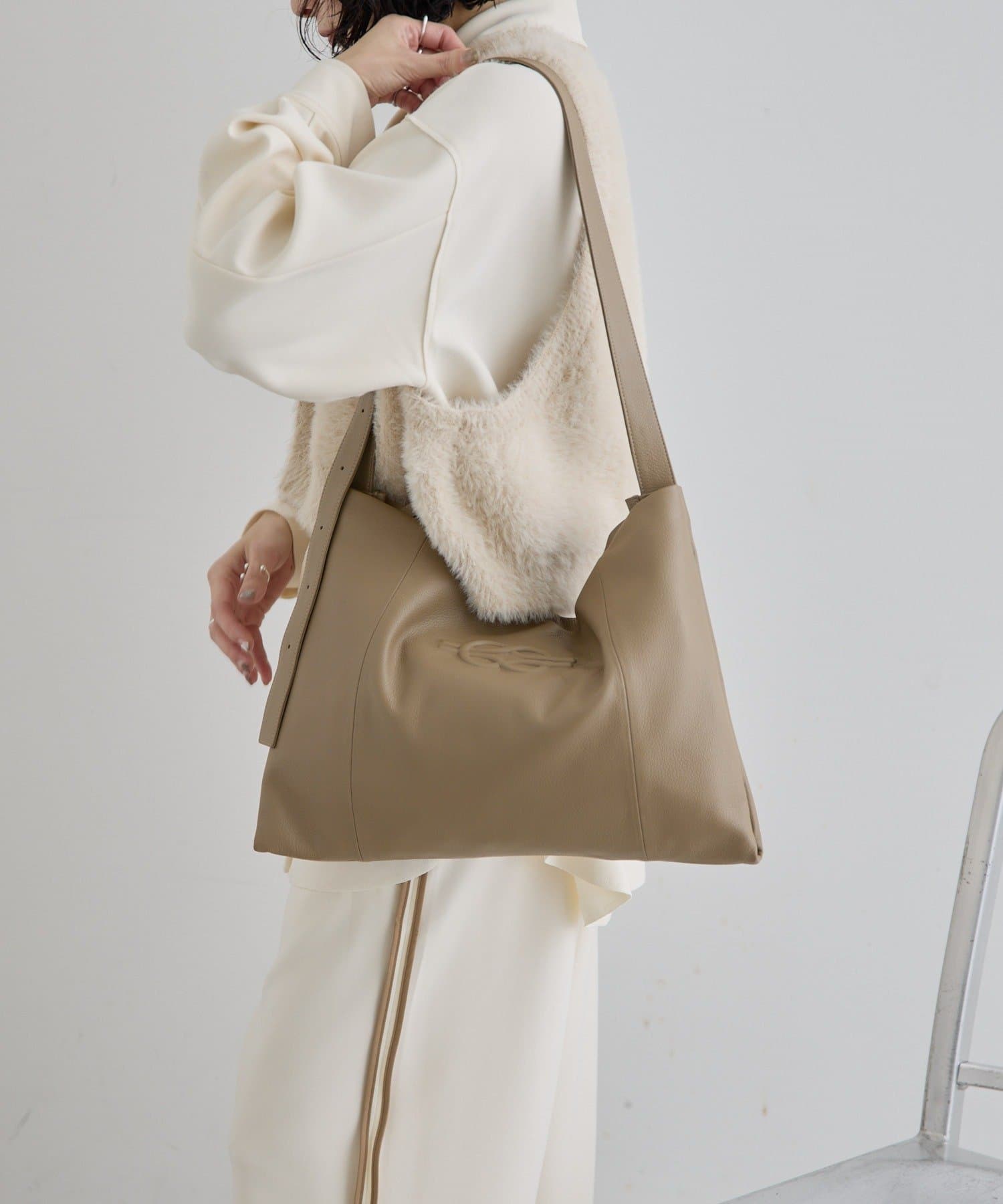 本革》エンボスショルダーバッグL | ear PAPILLONNER(イア パピヨネ