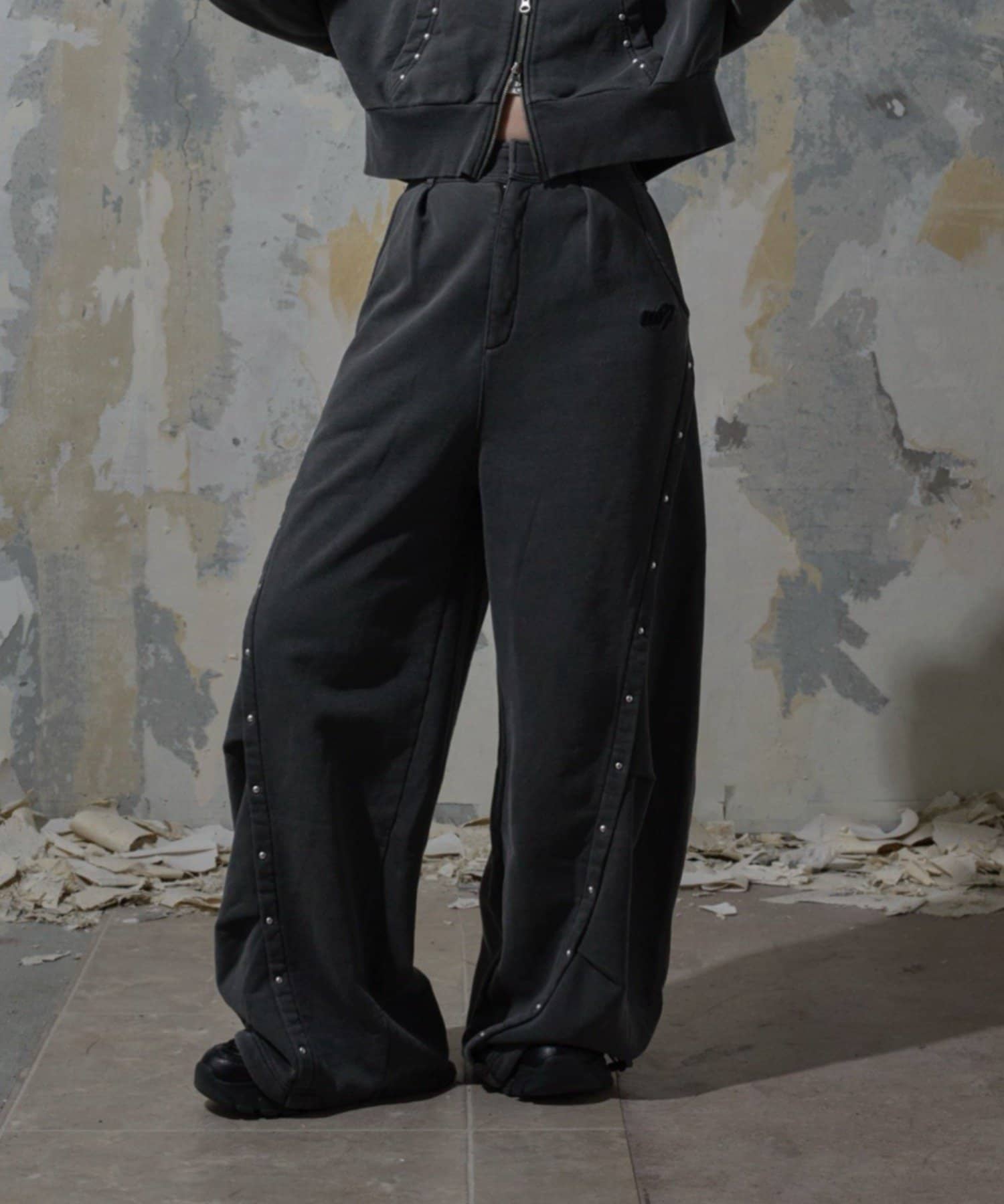 Mavie..7】【3サイズ展開】スタッズ付カーブスウェットパンツ | Remind