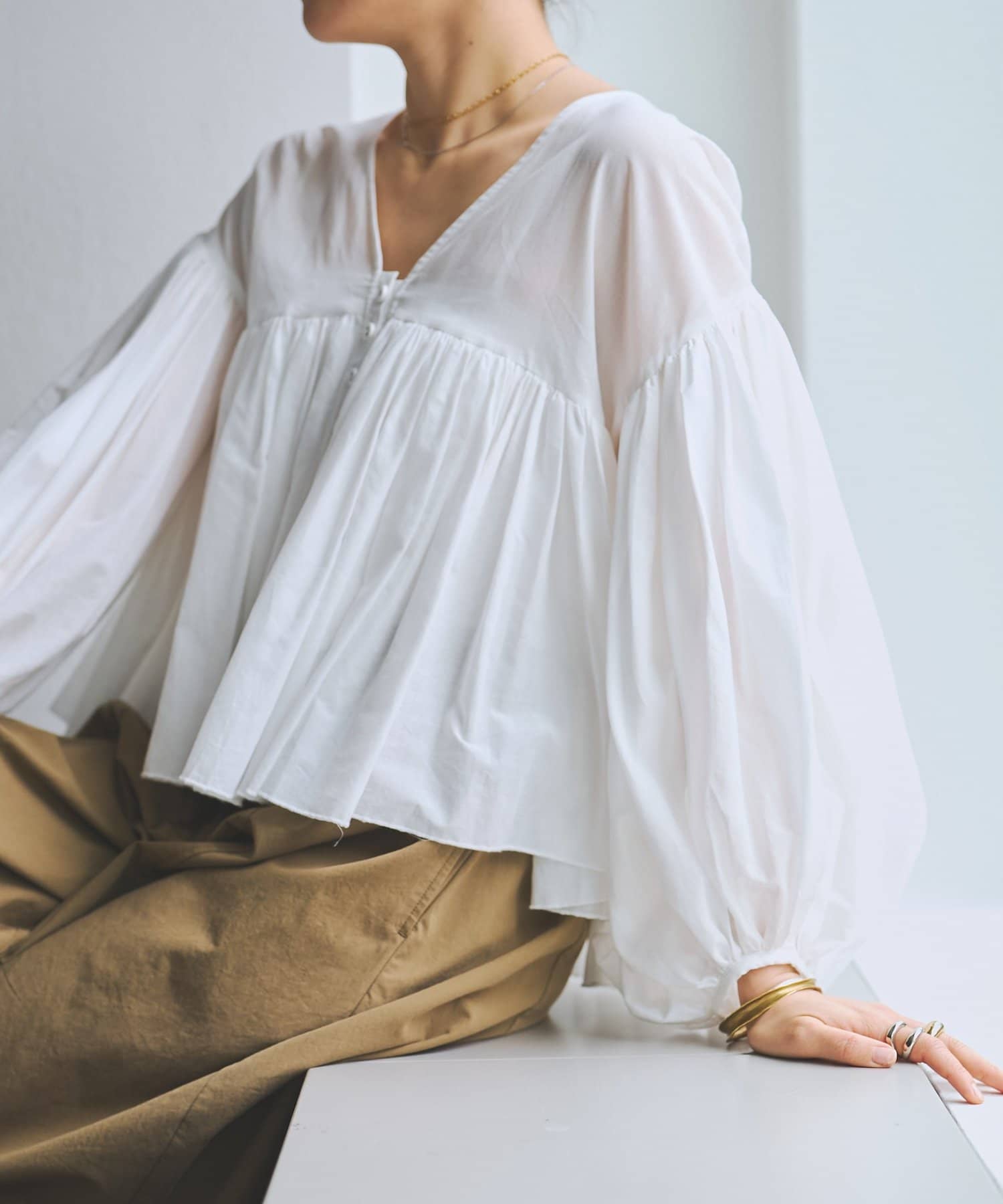 たっぷりギャザーVネックブラウス | BEARDSLEY(ビアズリー)レディース