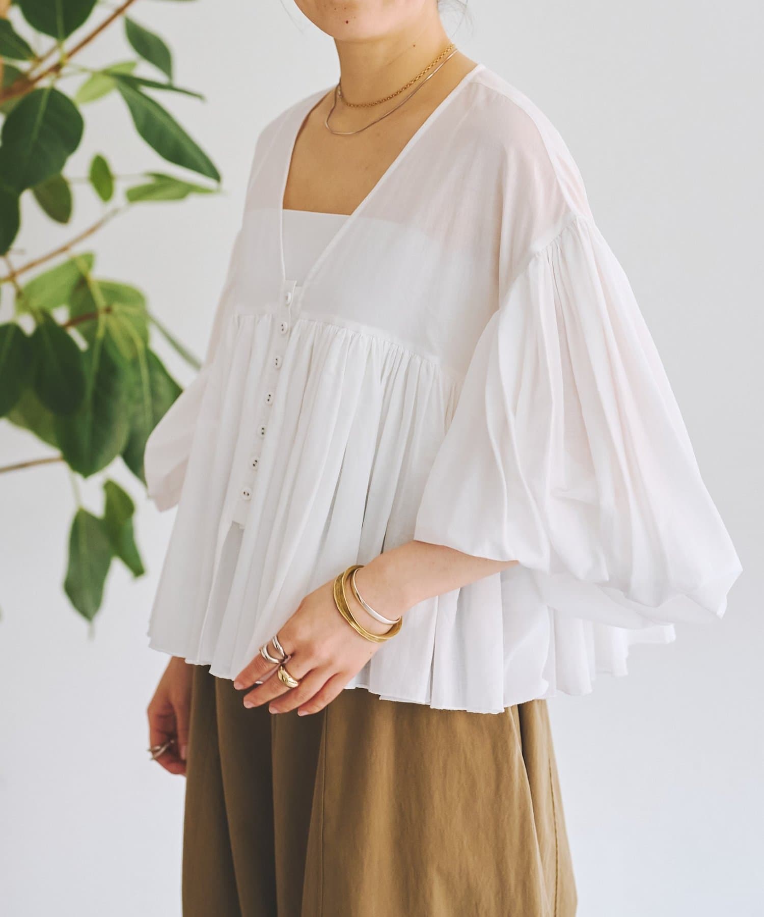 たっぷりギャザーVネックブラウス | BEARDSLEY(ビアズリー)レディース