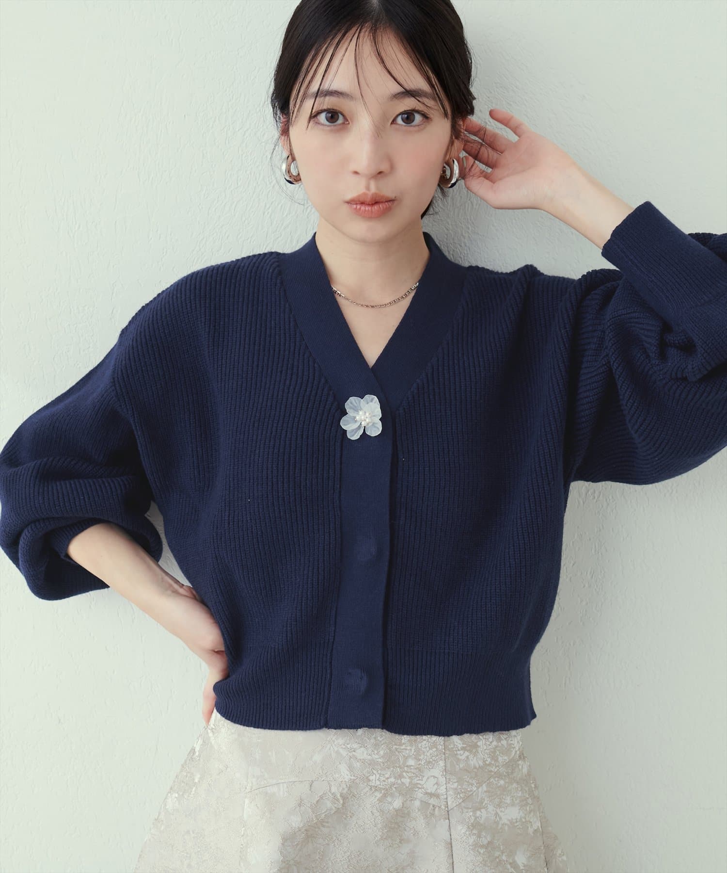 お花釦Vネックニットカーデ | natural couture(ナチュラルクチュール