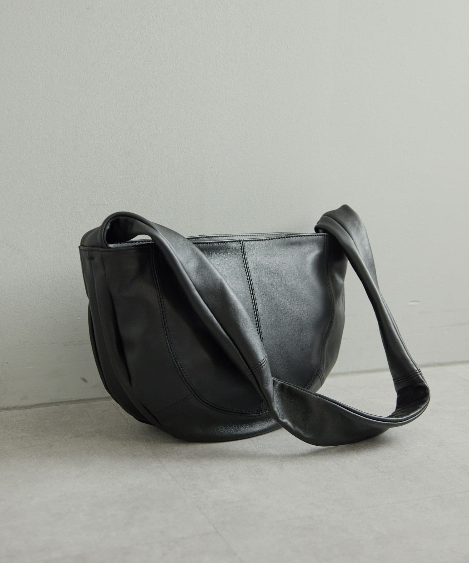 YURT(ユルト)】DAN M/ハーフサークルショルダーバッグ | ear