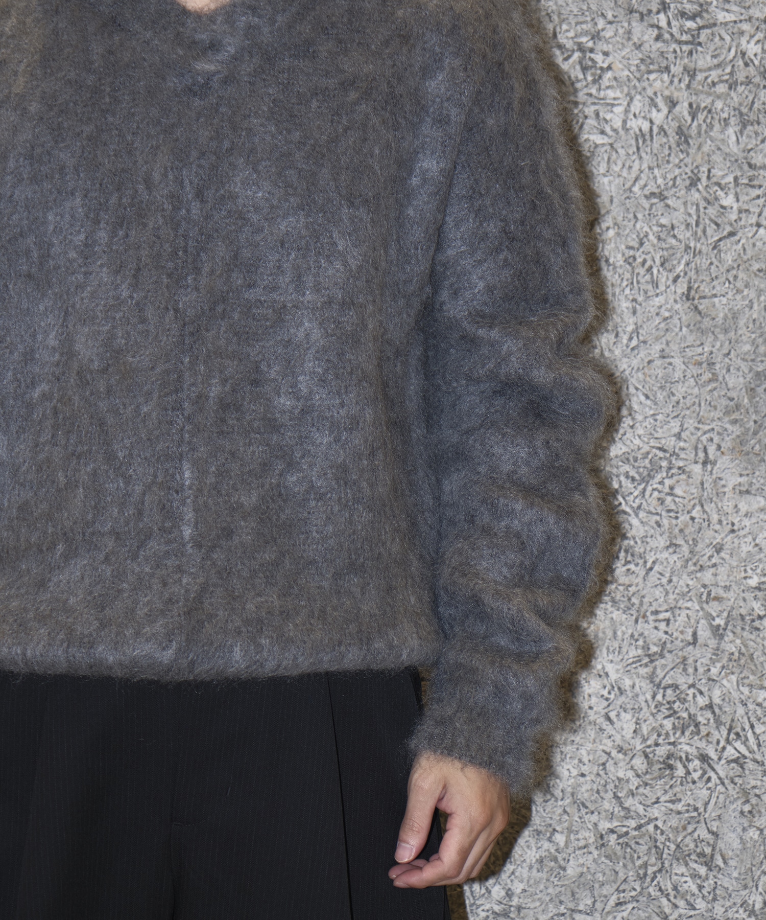 BRUSHED MOHAIR V-NECK SWEATER(2 LIGHT GREY): NVRFRGT: MENS｜CONZ
