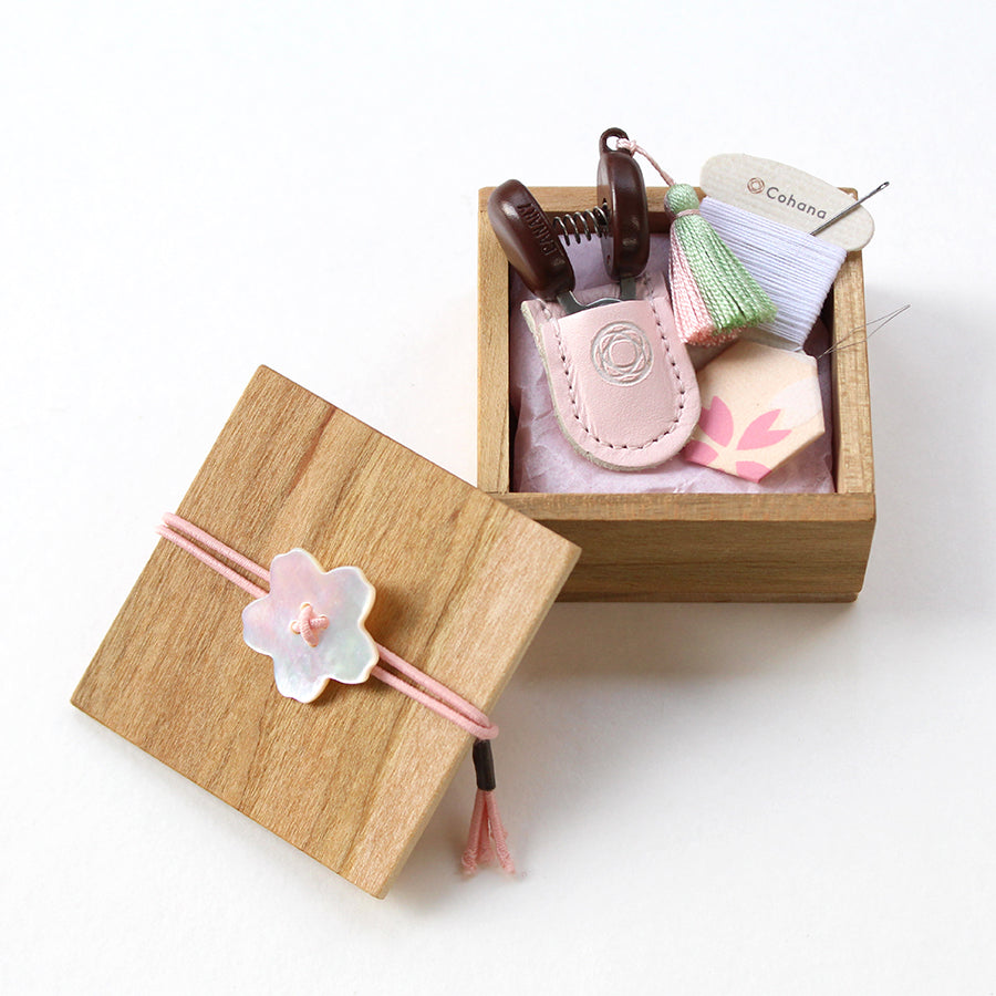 cocca(コッカ) ｜生地通販｜【Cohana】豆木箱の裁縫セット ～SAKURA 2025～