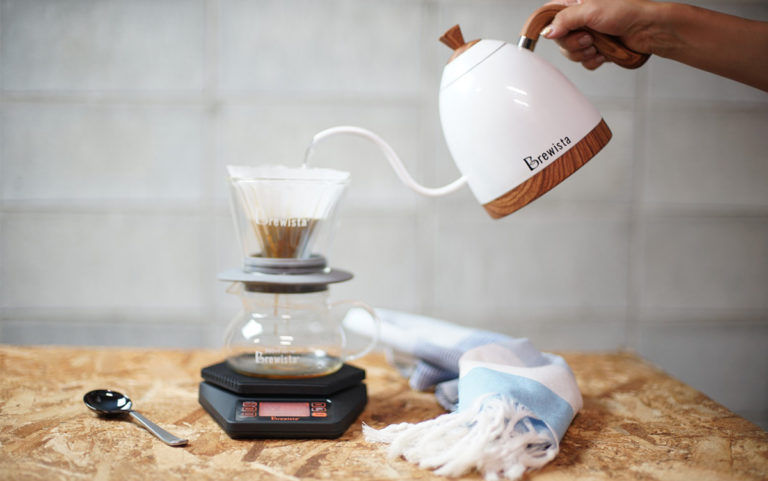 バルミューダの電気ケトル『BALMUDA The Pot』に待望の新色Chrome