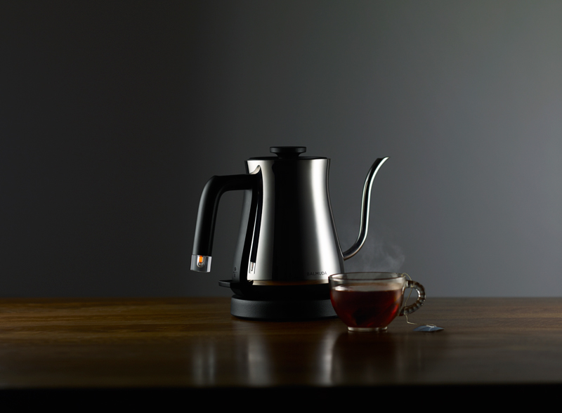 バルミューダの電気ケトル『BALMUDA The Pot』に待望の新色Chrome