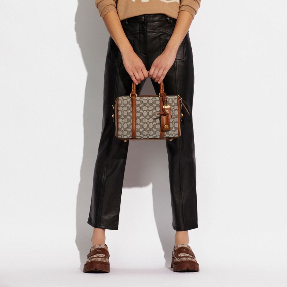 公式】COACH – コーチ | ルビー サッチェル 25 シグネチャー