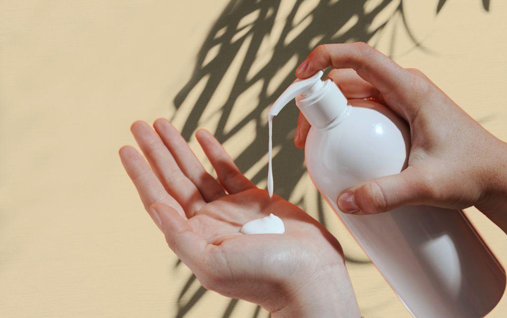 ボディローションの使い方と基本を知って乾燥から肌を守ろう | COKON