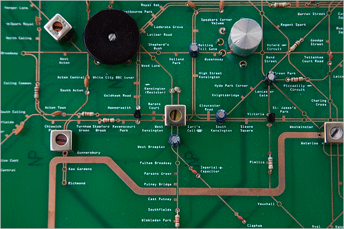 少年心をくすぐる、ラジオの電子回路で再現した地下鉄の路線図 -Tube