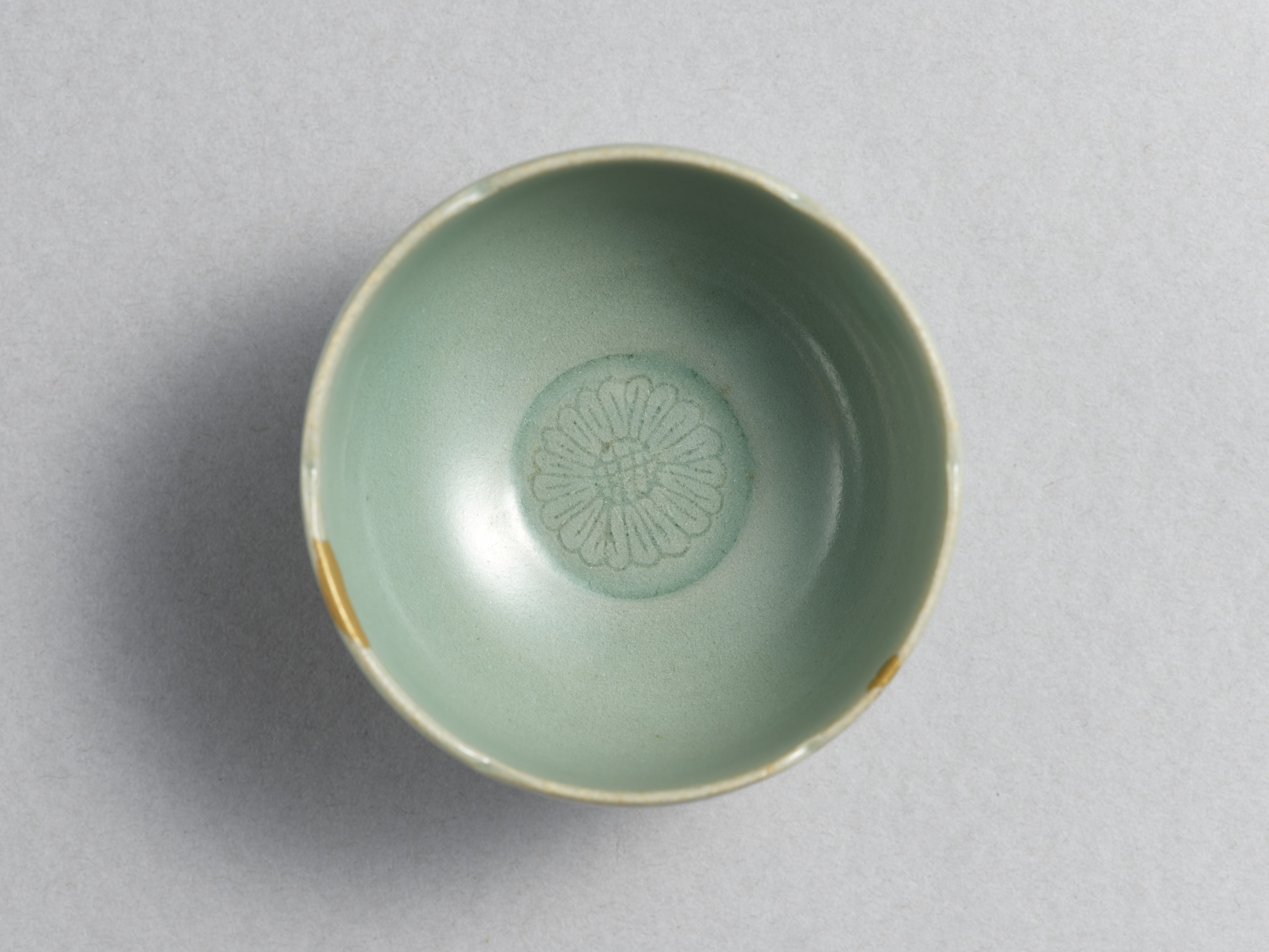 九州国立博物館 | 収蔵品ギャラリー | 青磁劃花菊文坏・托