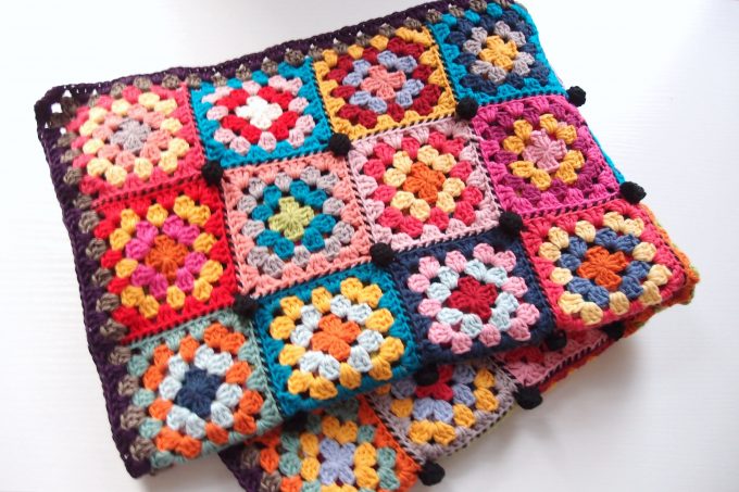 グラニースクエアのブランケット完成！全部で96枚のモチーフをつなげて