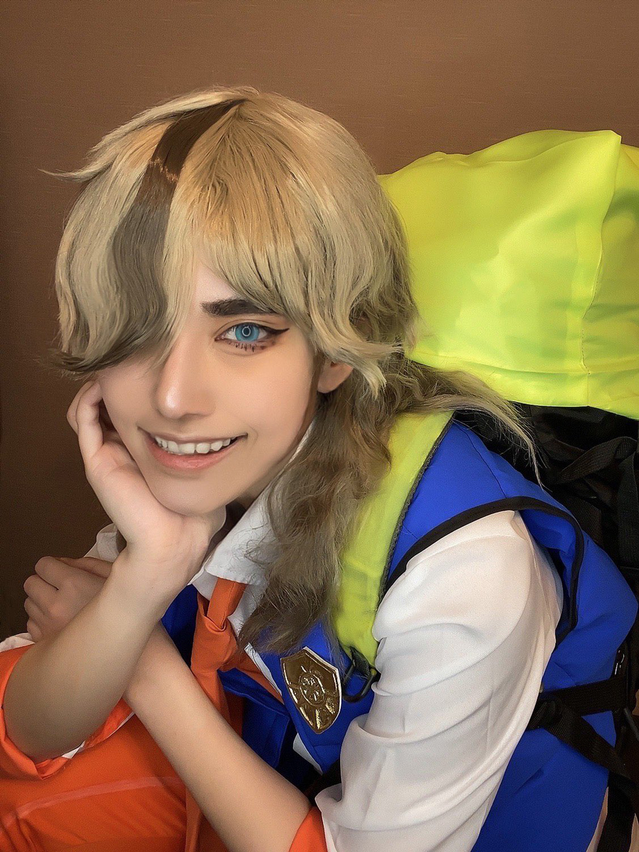 コスプレイヤーとや『ポケモンSV』ペパーのウィッグは濃い色の毛束を