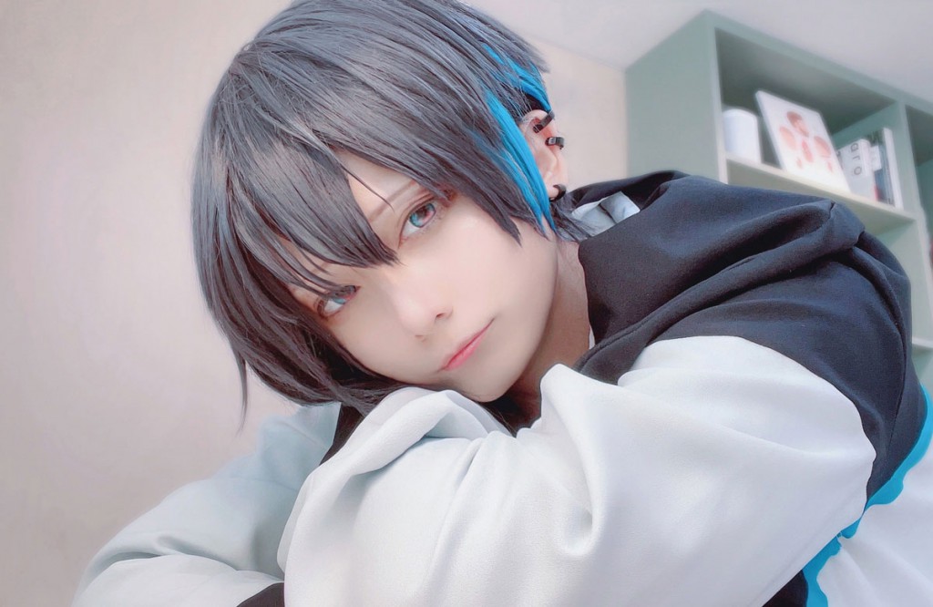 もmo子がにじさんじ黛灰のコスプレで美少年っぷりを発揮 | COSPLAY MODE