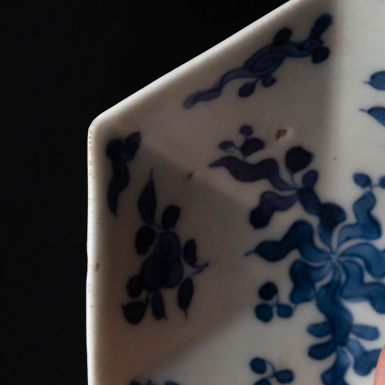 陶磁器 :: 古伊万里 藍柿右衛門 捻草花文 六角 変形皿 | COTTOU.JP