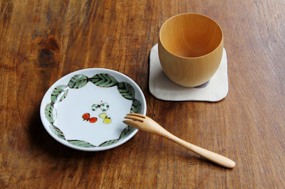 九谷青窯・米満麻子さんの「色絵葉っぱに蝶」が入荷しました