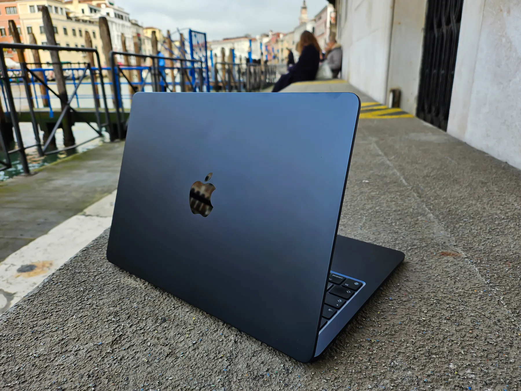 MacBook Air ミッドナイト 超美品 16G 521GB マック M2 Amazon.com