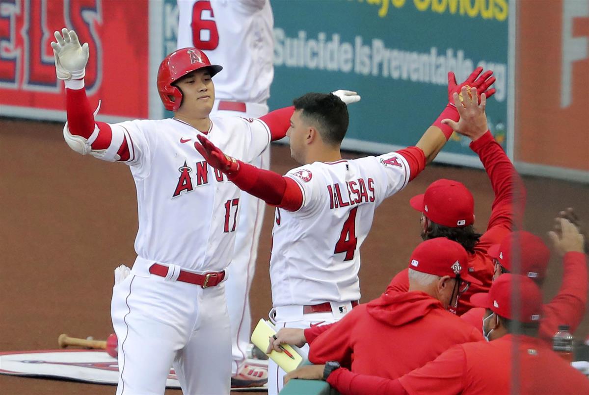 リアル二刀流の大谷翔平、特大2号ソロも勝利投手の権利目前で走者と