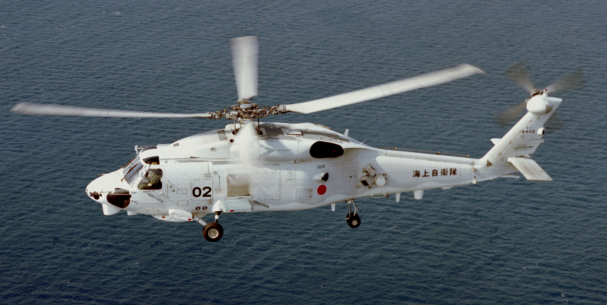 海自ヘリ墜落1週間 夜間査閲中、原因なお謎 新たに機体一部を公表