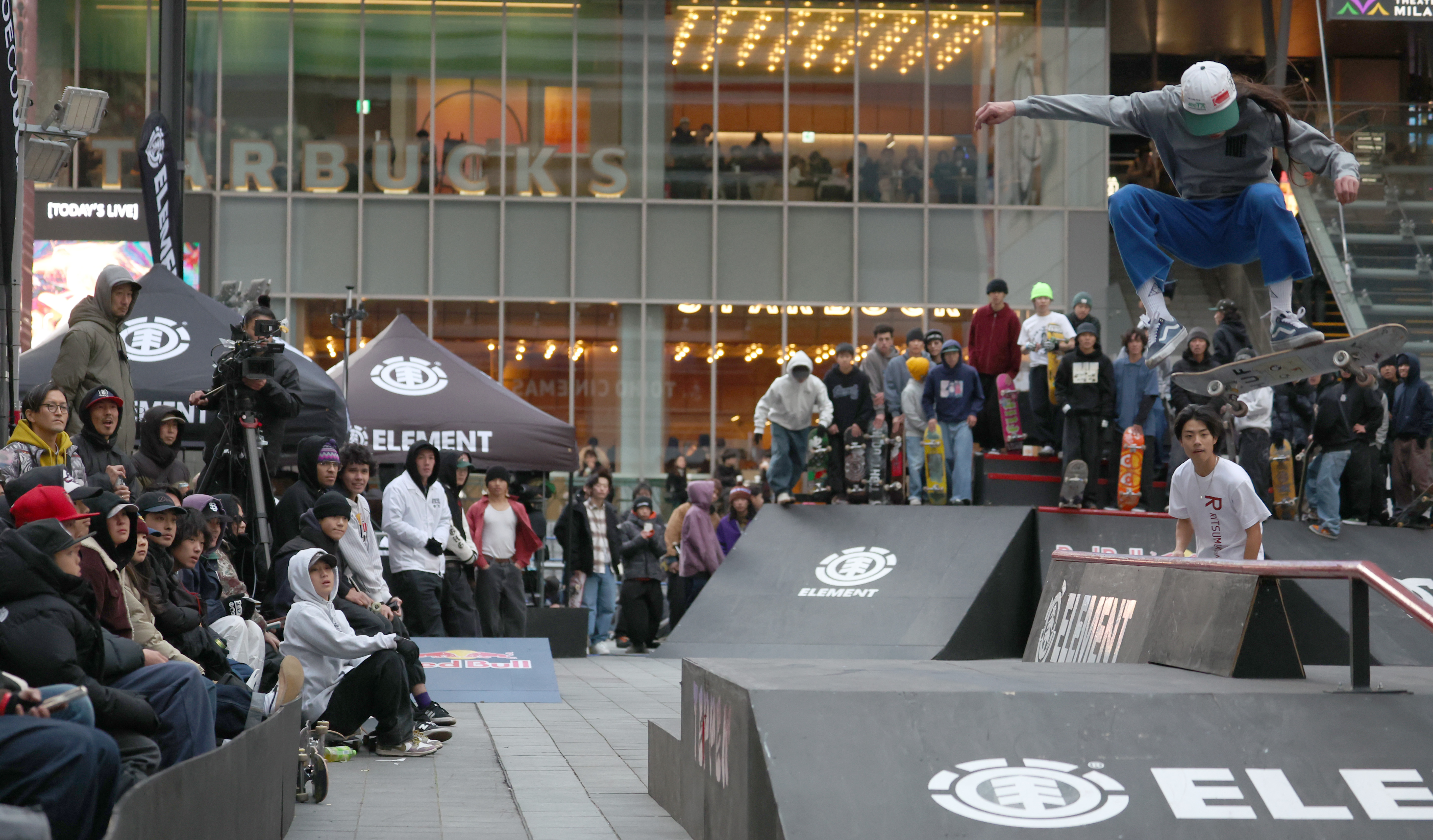 歌舞伎町の真ん中でスケートボード頂上決戦 ファッション・アート