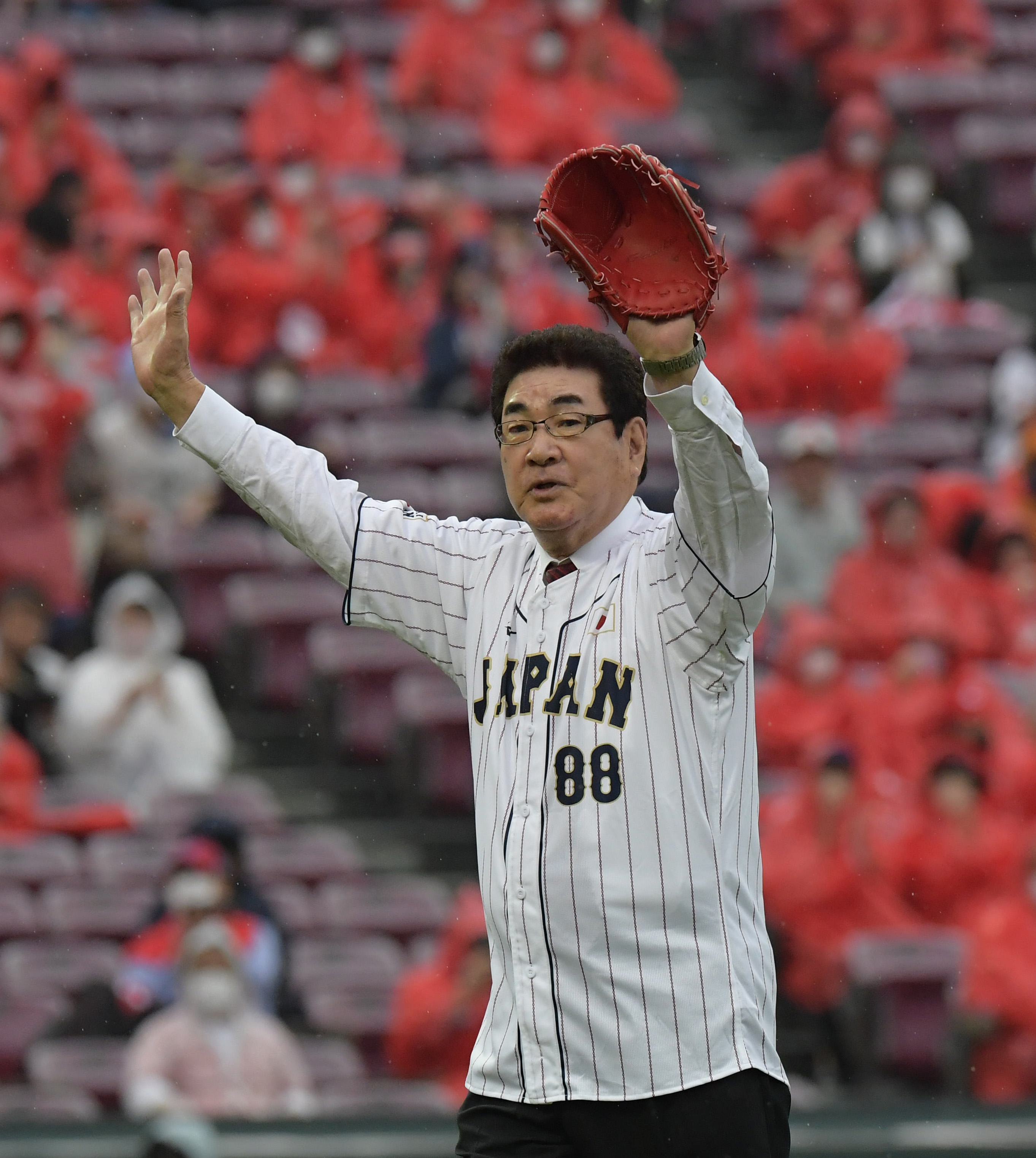 ミスター赤ヘル〟山本浩二氏が始球式 雨中のマツダでマウンドに登場