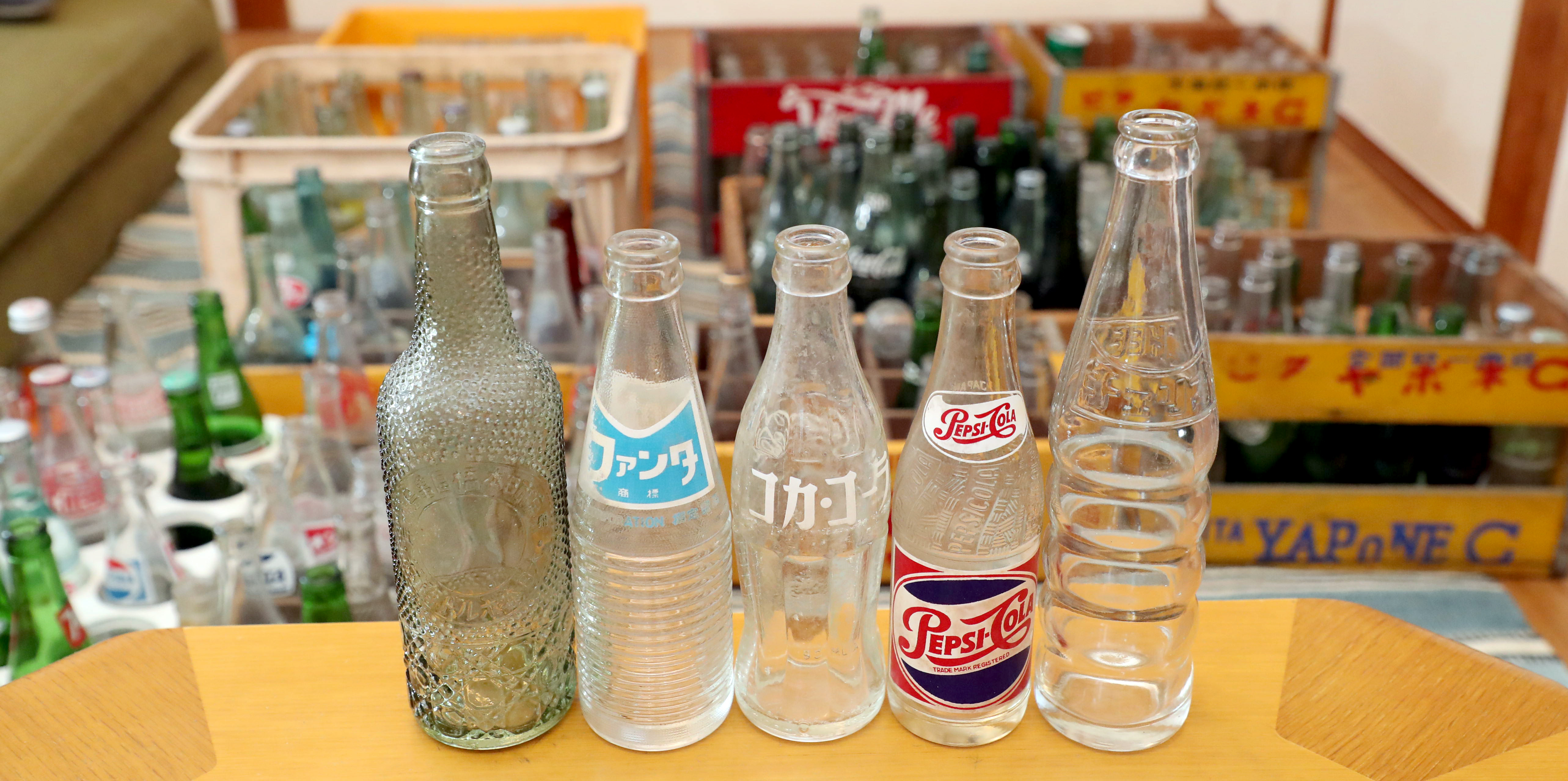 初代ファンタ、透明コーラ…山でレアなレトロビン続々発掘の収集家