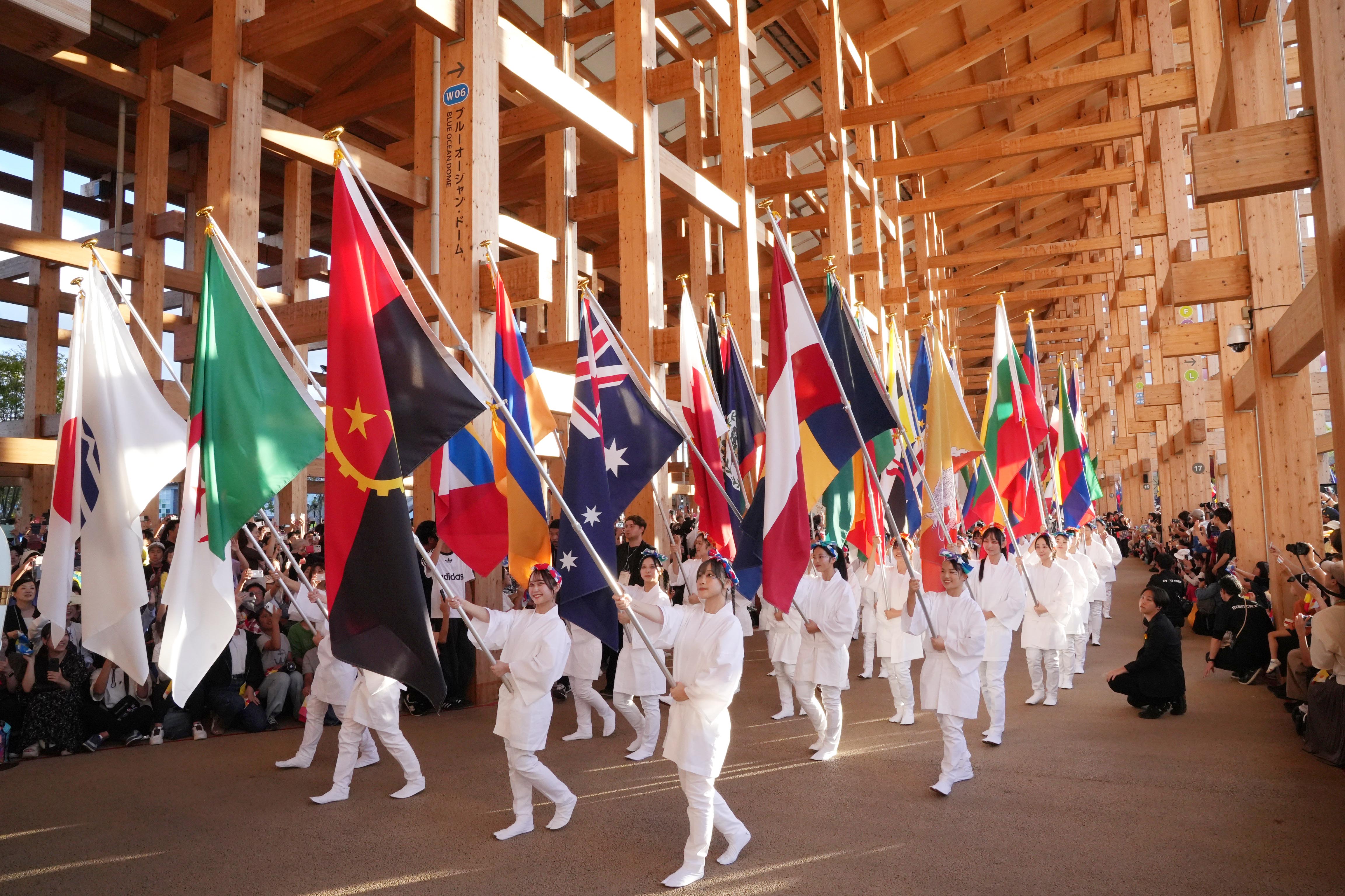 万博閉幕に彩り 「こんなに多くの国が」と涙する人も 参加国地域総出で
