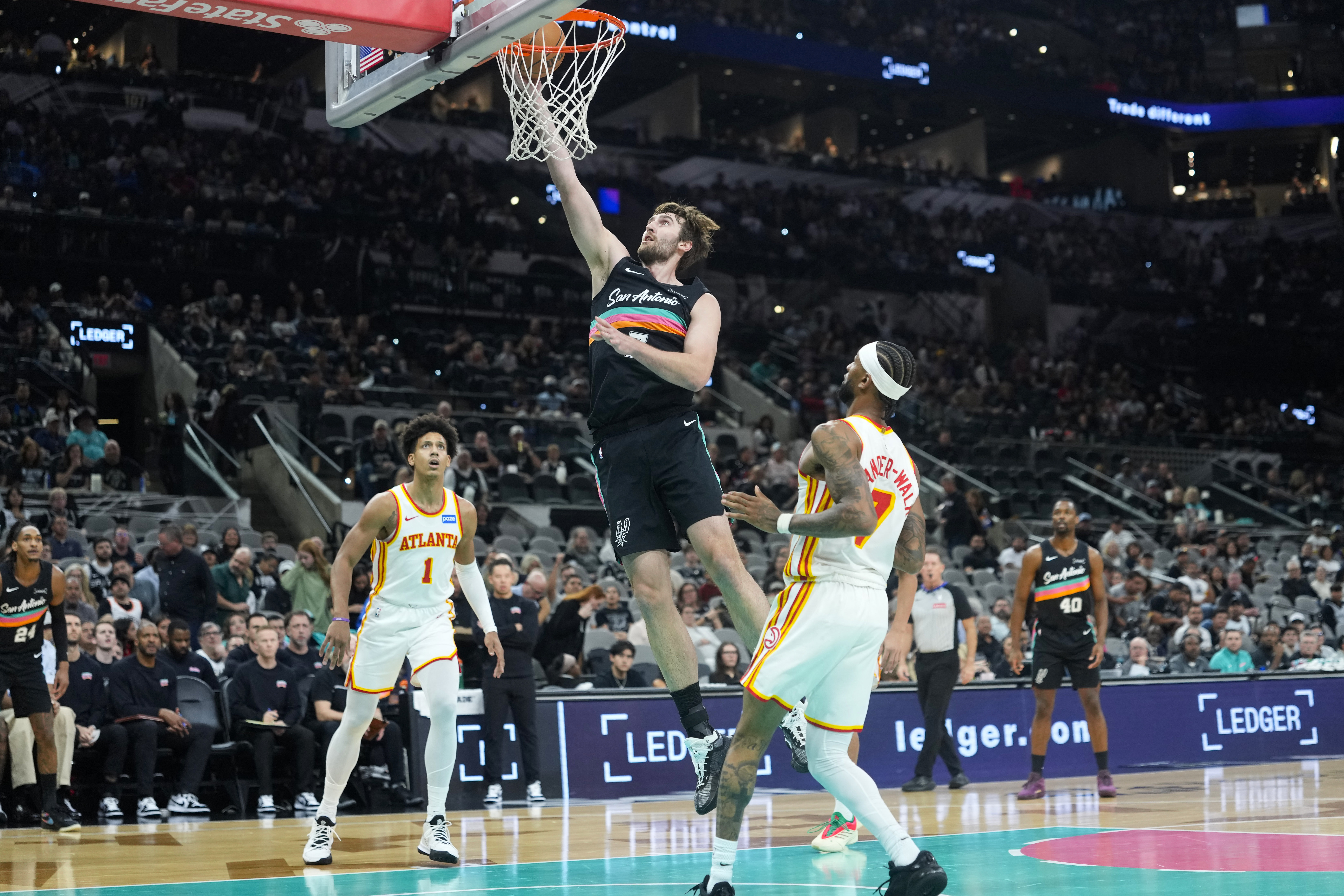 NBA＝スパーズがウェンバンヤマ欠くも3連勝、フォックスら奮闘