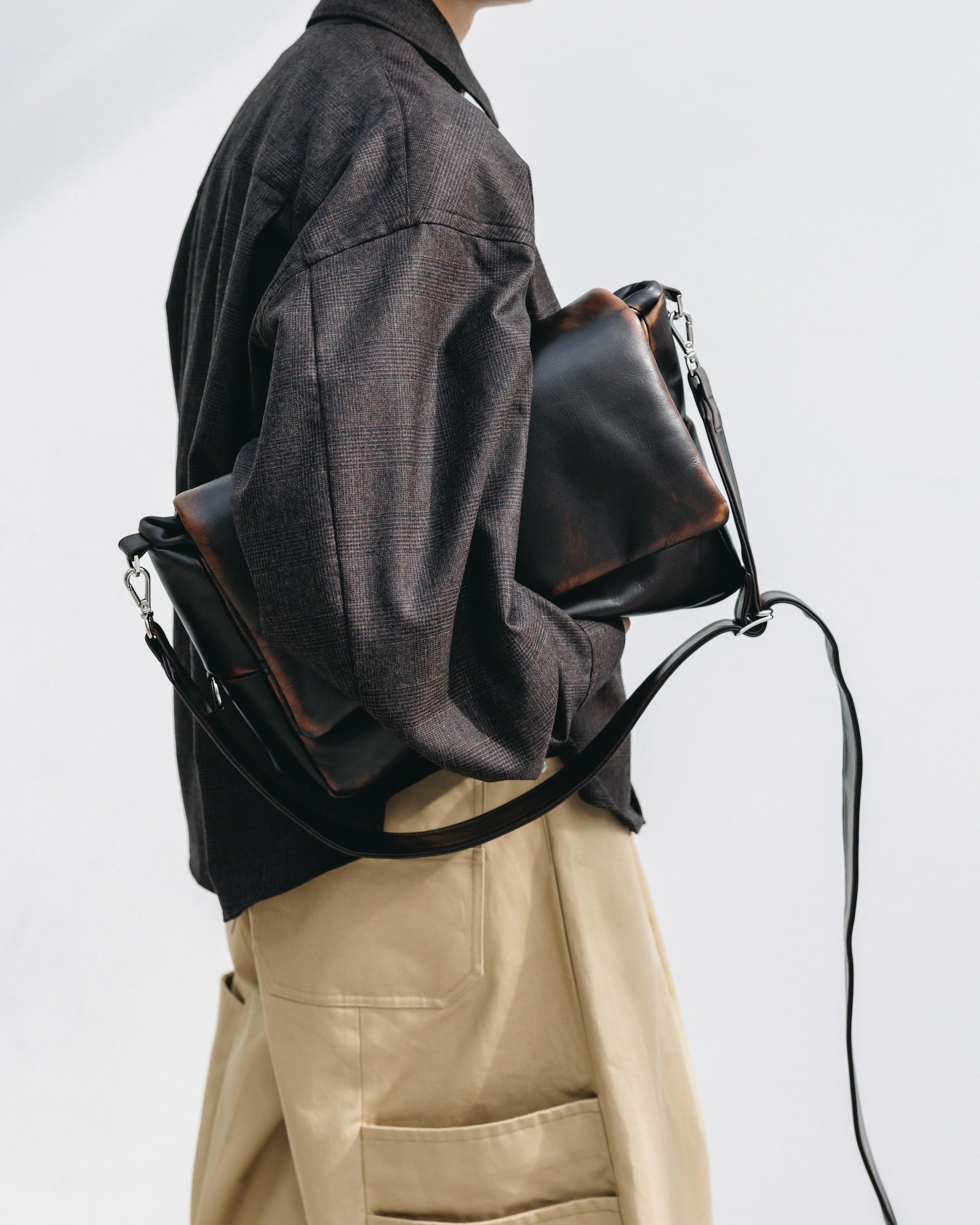 VINTAGE LEATHER PADDED FLAP HOLIDAY BAG (BROWN)