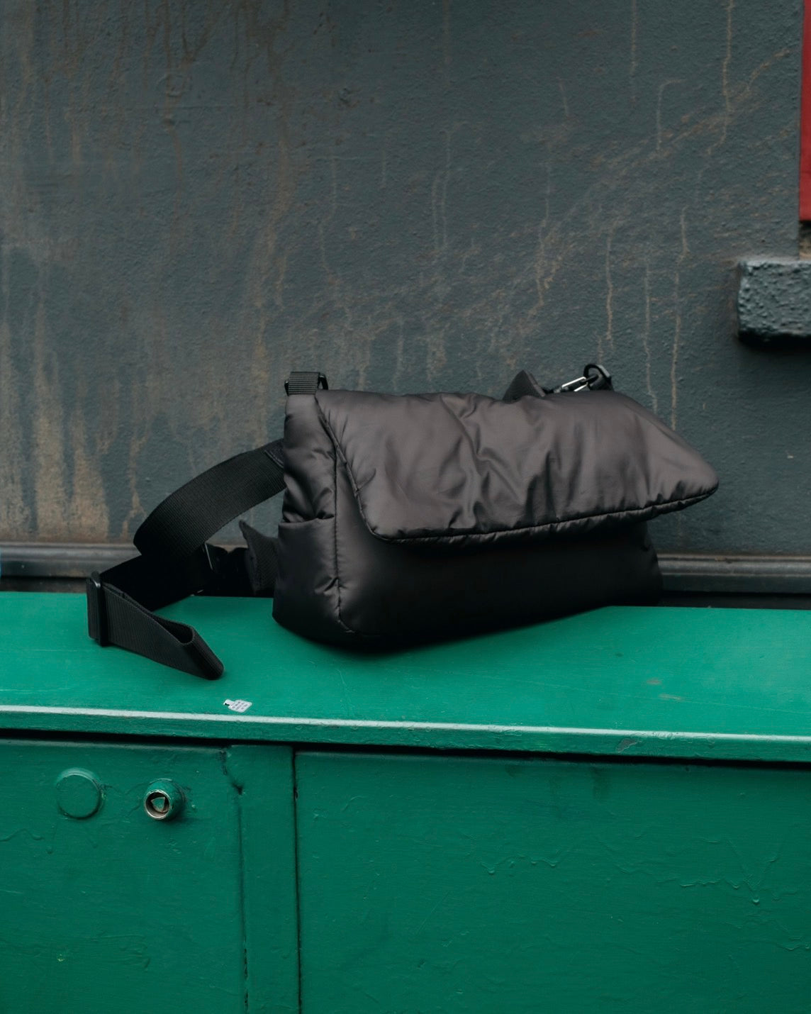 PADDED FLAP HOLIDAY BAG(BLACK)